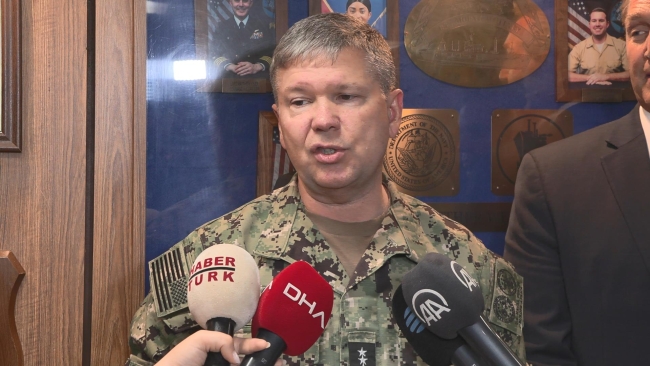 ABD savaş gemisi Sarayburnu'na demirledi
