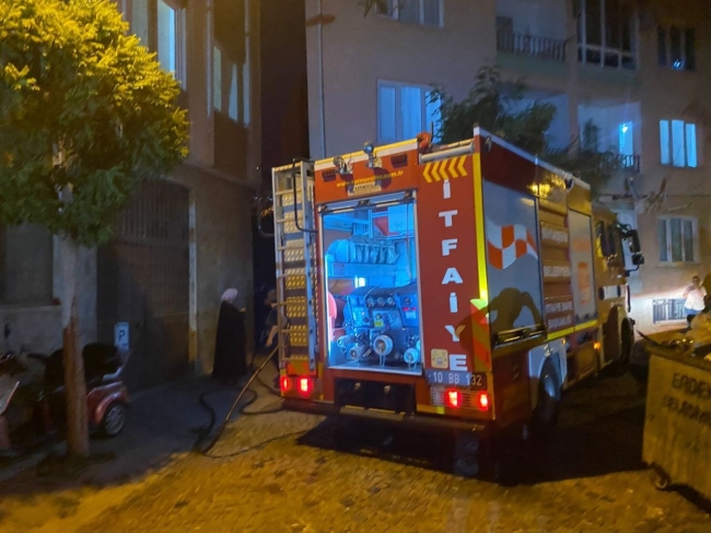 Balıkesir'de metruk bina alev aldı