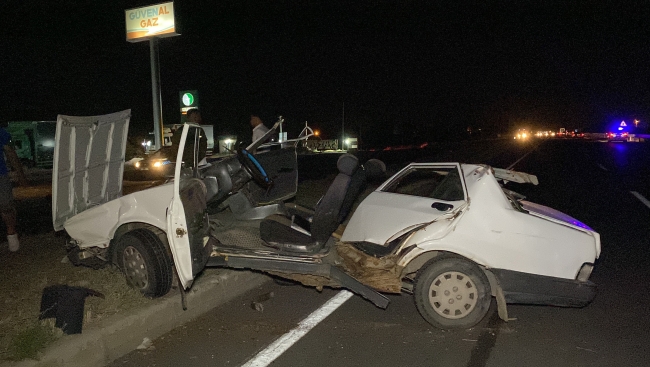 TIR'a çarpan otomobilin tavanı koptu