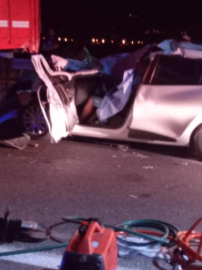 Bursa plakalı araç Manisa'da kamyona çarptı: 1 ölü 3 yaralı