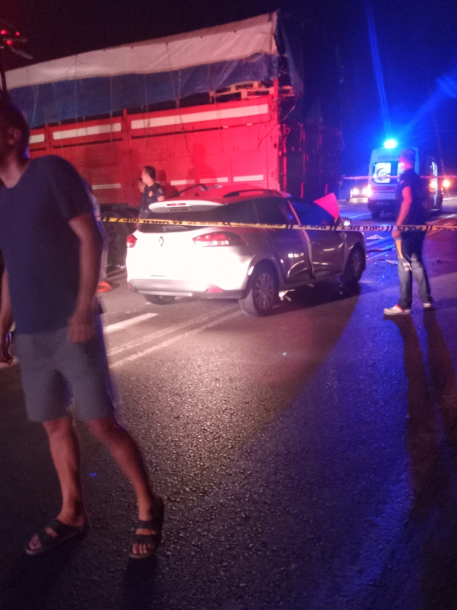 Bursa plakalı araç Manisa'da kamyona çarptı: 1 ölü 3 yaralı