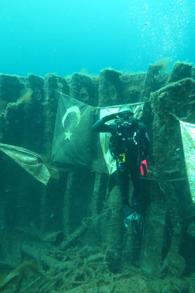 Dalgıçlar denizin 12 metre altında halay çekti