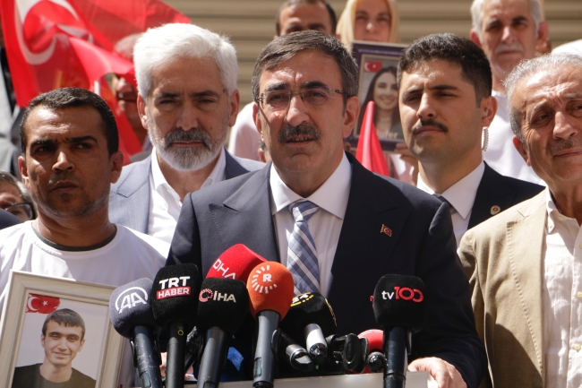 Cumhurbaşkanı Yardımcısı, Diyarbakır anneleriyle bir araya geldi