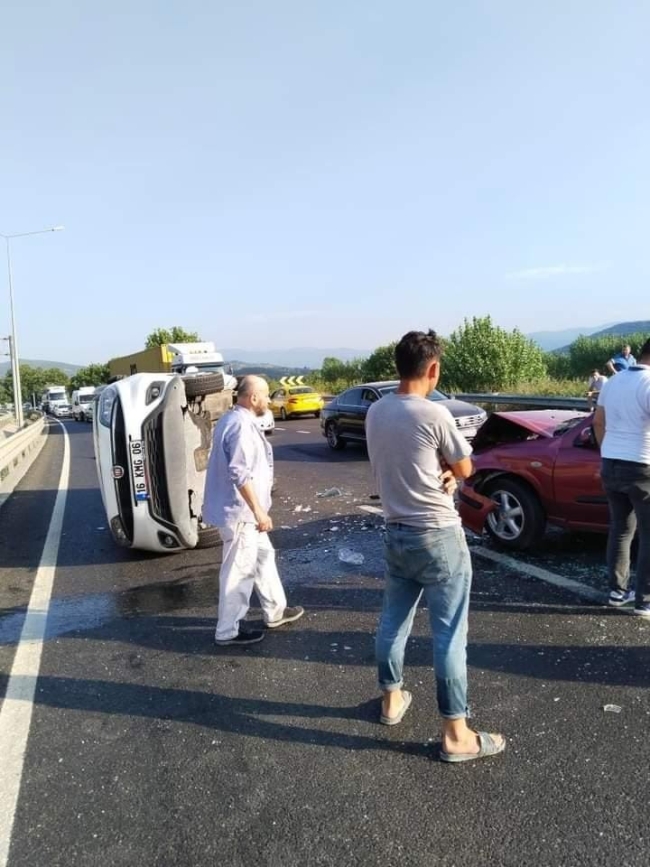 Bursa'da iki araç kafa kafaya çarpıştı: 7 yaralı