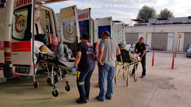 Bursa'da iki araç kafa kafaya çarpıştı: 7 yaralı