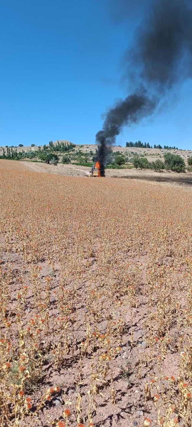 Hasat yapan biçerdöver alevlere teslim oldu