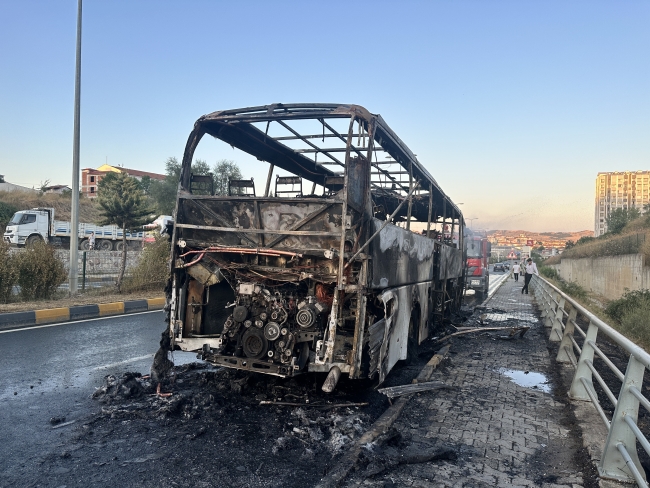Seyir halinde alev alan otobüs küle döndü