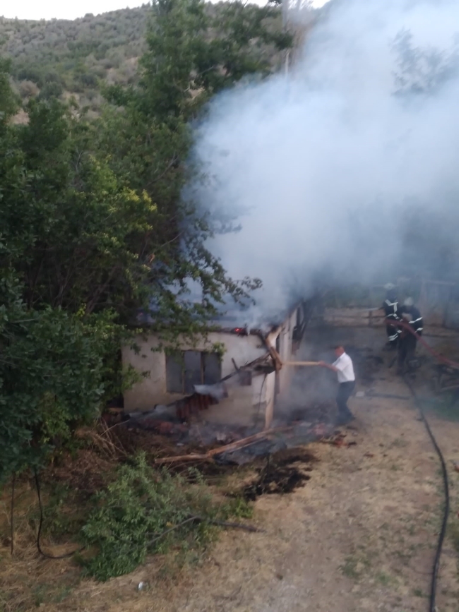 Burdur’da bağ evi yangında kül oldu