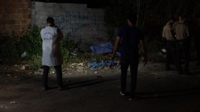 Antalya'da boş arazide erkek cesedi bulundu