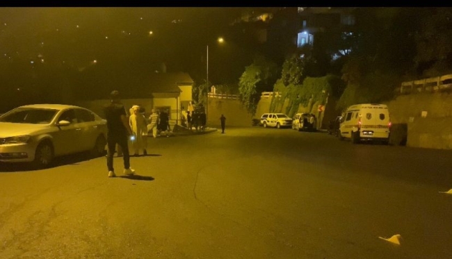 Silahlı saldırıdan kaçan sürücü evin çatısına uçtu