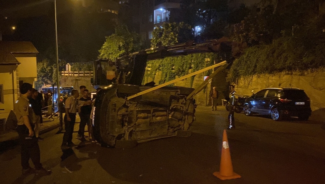 Silahlı saldırıdan kaçan sürücü evin çatısına uçtu