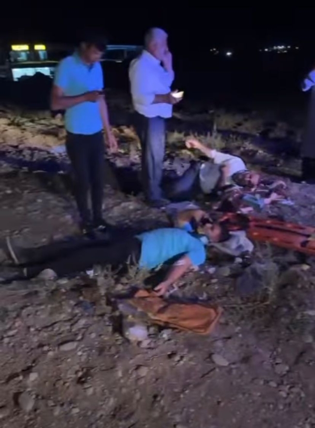 Yolcu otobüsü kavşakta kaza yaptı: 16 yaralı