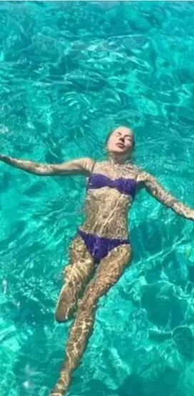 Burcu Esmersoy'un deniz keyfi