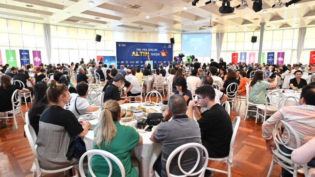 Bursa Büyükşehir Belediyesi, başarılı gençleri ödüllendirdi