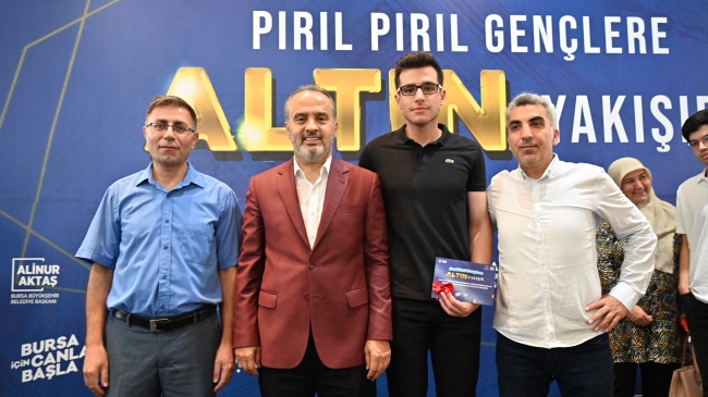 Bursa Büyükşehir Belediyesi, başarılı gençleri ödüllendirdi