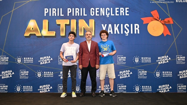 Bursa Büyükşehir Belediyesi, başarılı gençleri ödüllendirdi