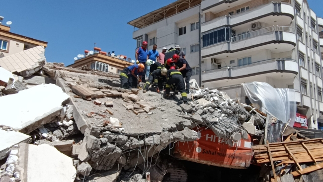 Ağır hasarlı bina çöktü! Acı haber geldi