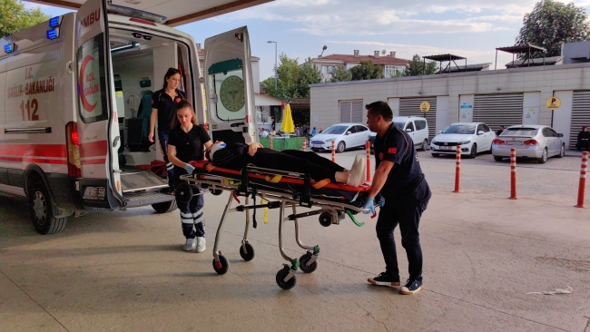 Park halindeki 3 otomobile çarptı: 2 yaralı
