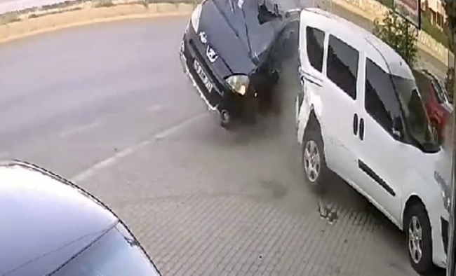 Park halindeki 3 otomobile çarptı: 2 yaralı