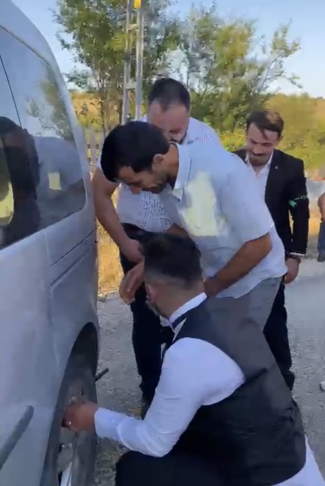 Düğün konvoyunda garip olay: Damat lastik değiştirdi