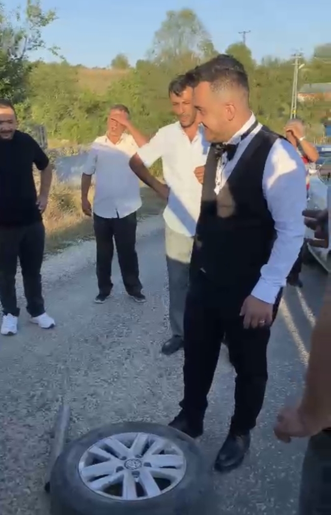 Düğün konvoyunda garip olay: Damat lastik değiştirdi