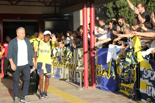 Fenerbahçe kafilesine Samsun’da coşkulu karşılama