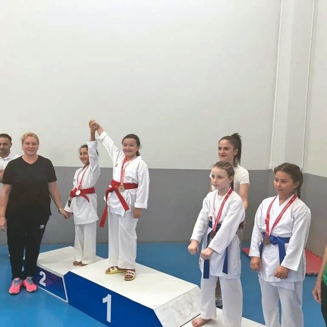 Bursa'da ilk defa katıldıkları karate müsabakasında 6 madalya kazandılar