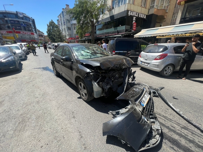 Gaz pedalı takılı kalan otomobil dehşet saçtı