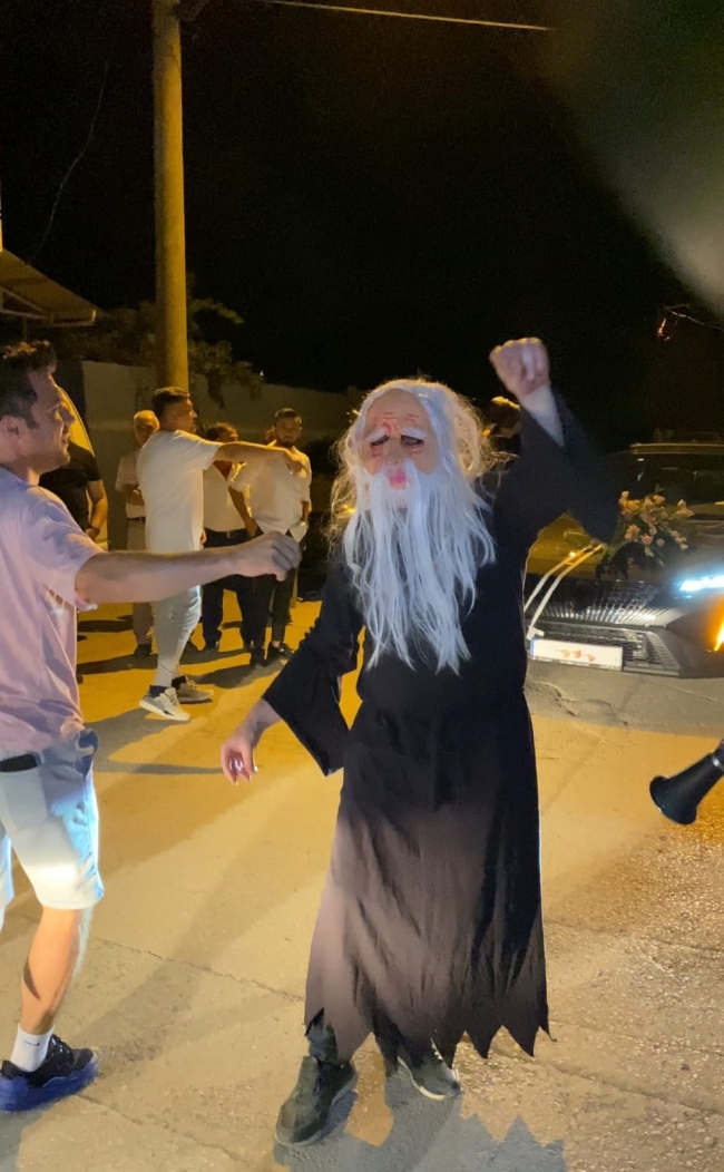 Damat eğlencesinde ilginç koreografi