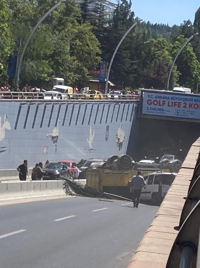 Kamyon alt geçide düştü