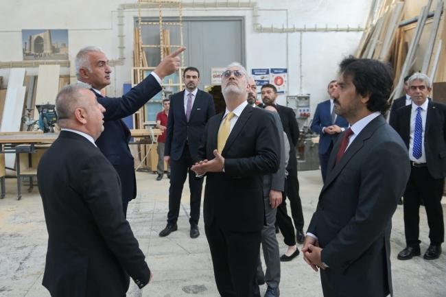 Bakan Ersoy Devlet Tiyatrosu'nu inceledi