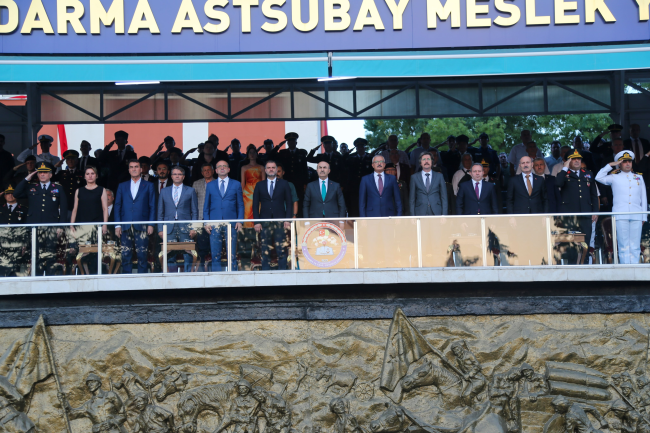 Vali Demirtaş askeri öğrencilerin heyecanına ortak oldu