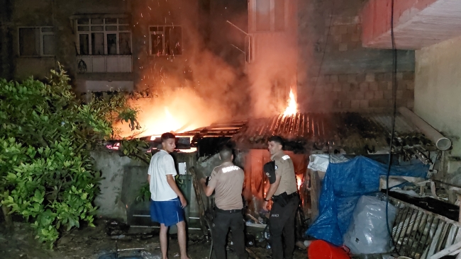 Baraka alevlere teslim oldu: Bekçiler hortumla su tuttu