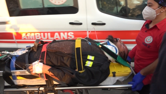 Orman yangına müdahale ederken ağacın altında kaldı