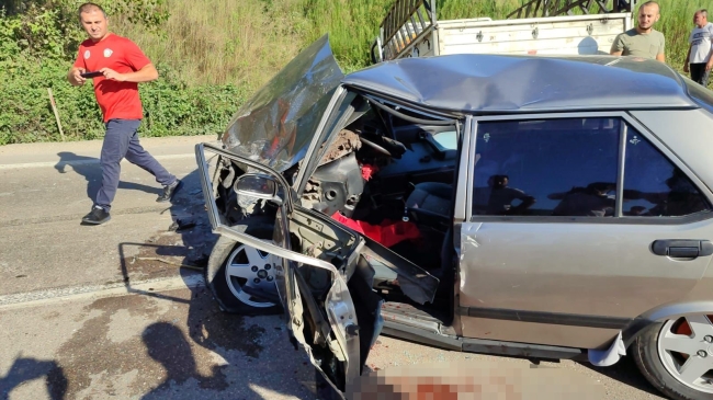 Feci kaza! Otomobil ile kamyonet çarpıştı
