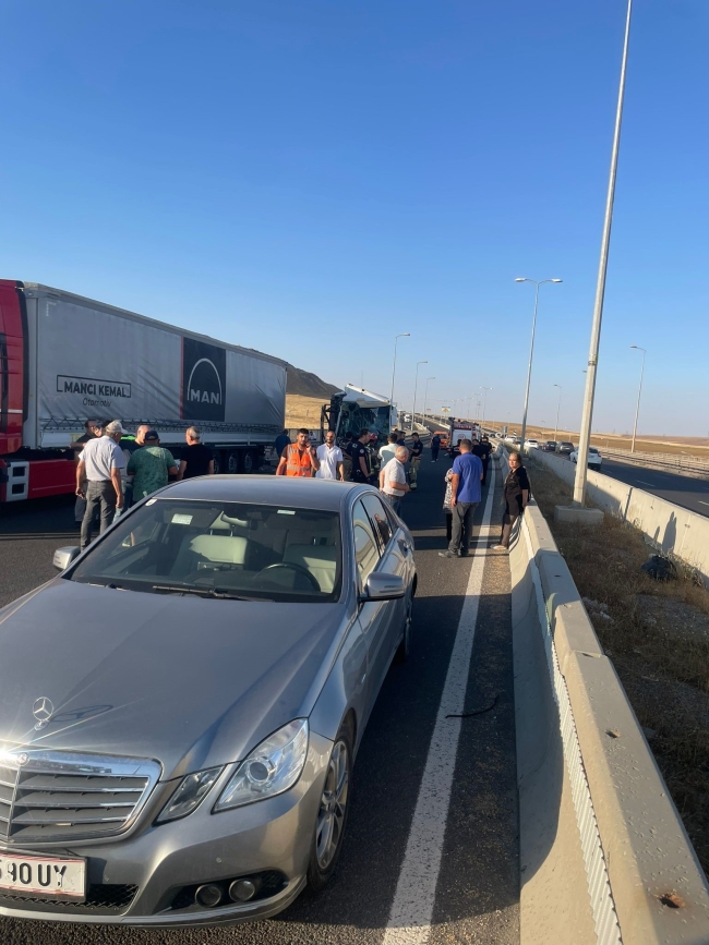 İşçileri taşıyan servis kaza yaptı! Çok sayıda yaralı var