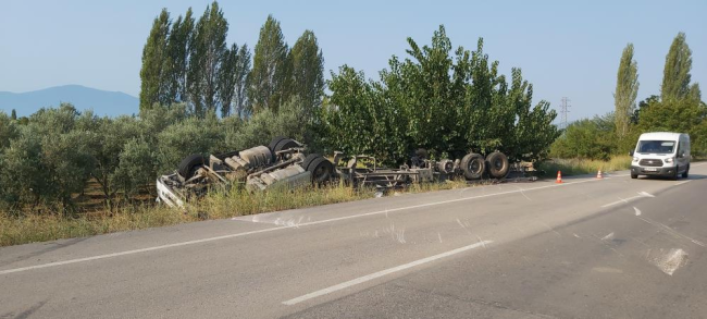 Bursa'da saç yüklü TIR takla attı