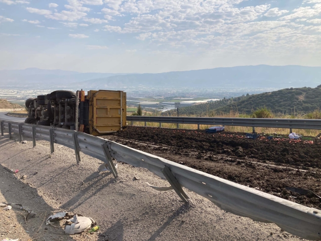 Feci kaza! Önce devrildi sonra traktöre çarptı