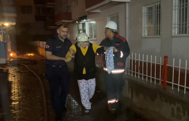Yangın paniği! Yanındaki eve sıçradı