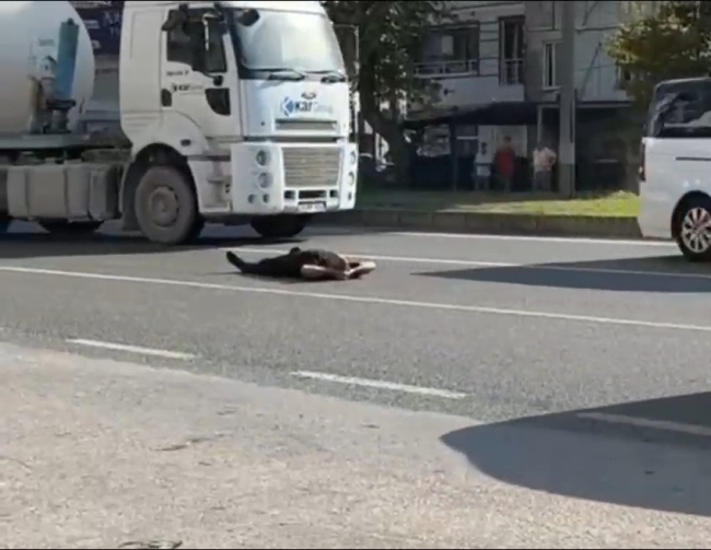 Bursa'da ilginç anlar! Karayoluna boylu boyunca uzandı