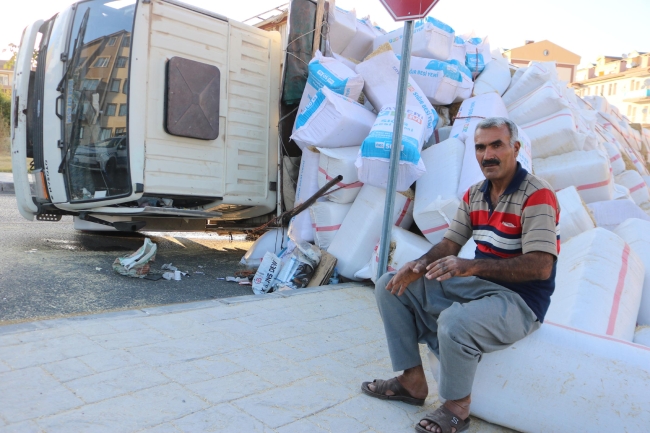 Nevşehir'de saman yüklü kamyon devrildi