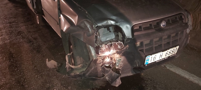 Bursa’da hafif ticari araç motosikletle çarpıştı
