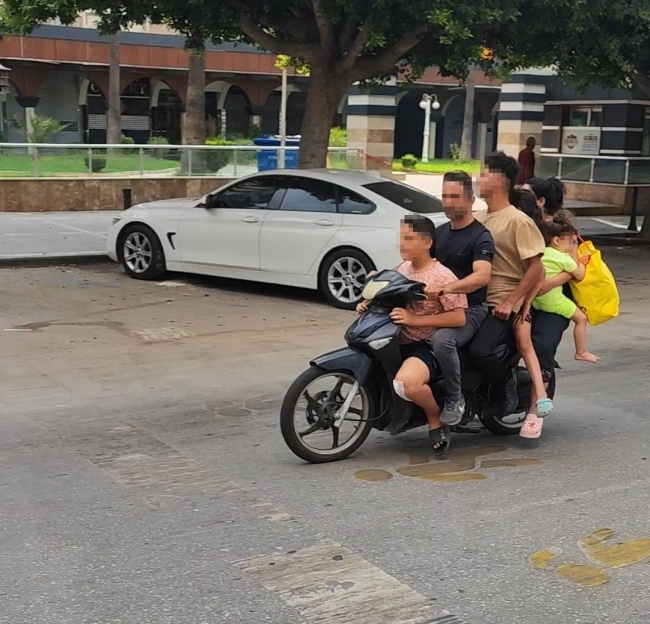 Motosiklette tehlikeli yolculuk