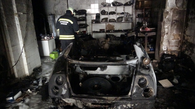 Oto tamircide otomobilin yakıt deposu patladı