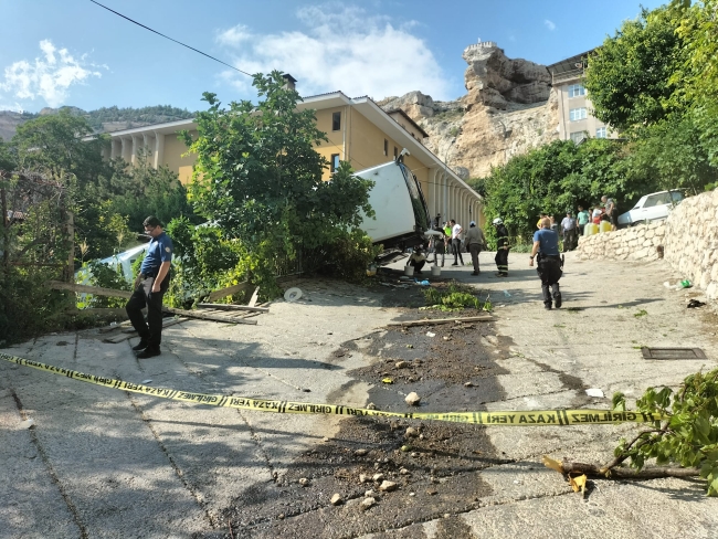 Tur otobüsü evin bahçesine devrildi: 24 yaralı