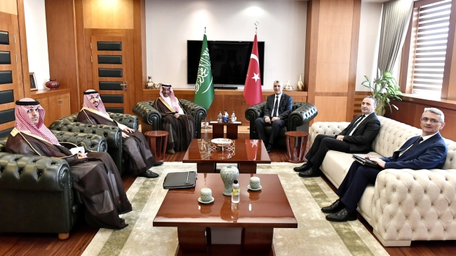Bakan Bolat, Suudi Arabistan bakanı ile görüştü