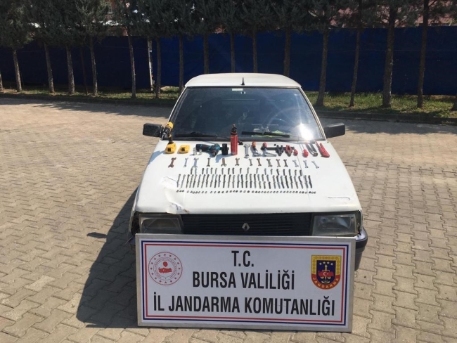 Trafik levhalarını çalan hırsızlar tutuklandı