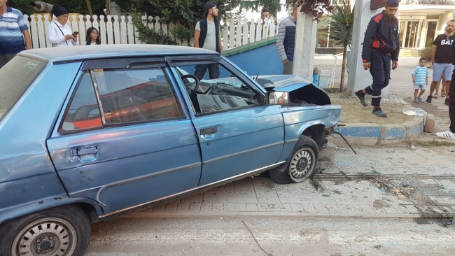Feci kaza! Direğe çarparak durabildi