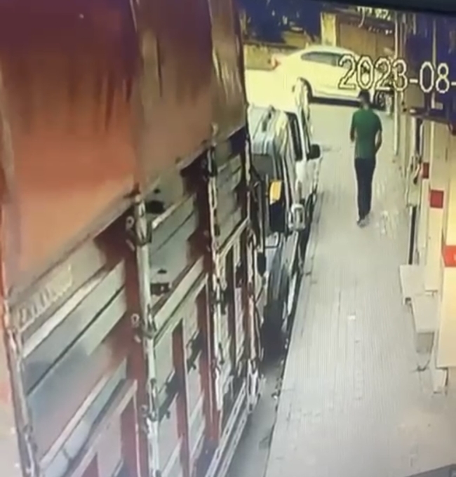Bursa'da açık kamyonetten telefon hırsızlığı