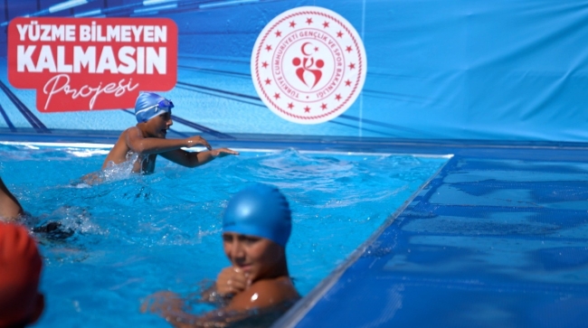Gürsu'da çocuklar yüzme öğreniyor